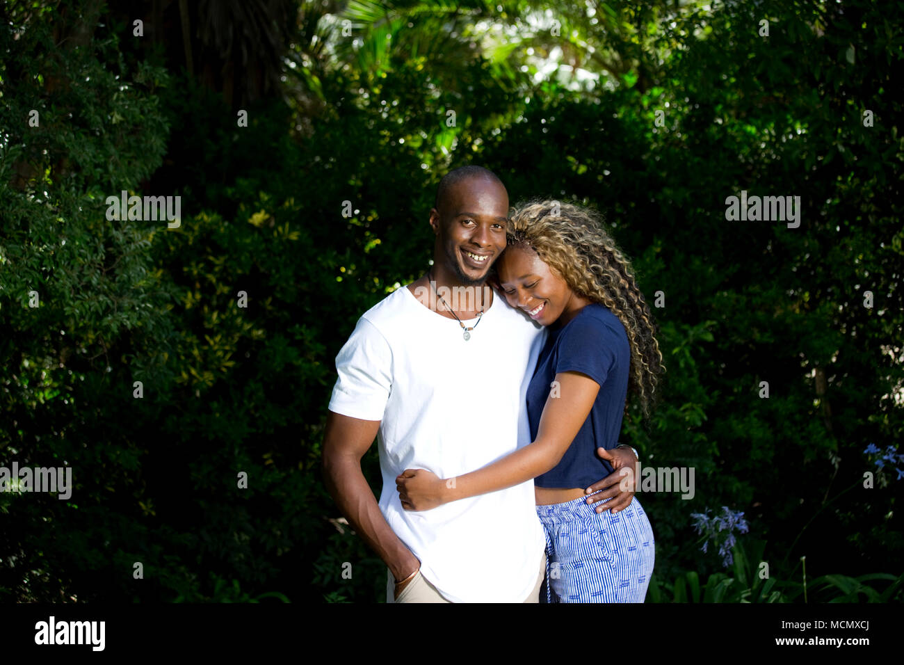 Un autre couple dans un parc Banque D'Images