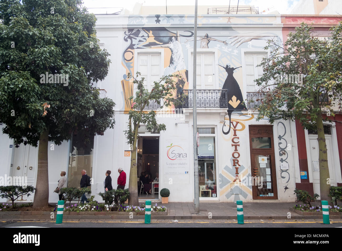 Santa Cruz de Tenerife, une peinture murale à l'extérieur de la santé Victoria food cafe Banque D'Images