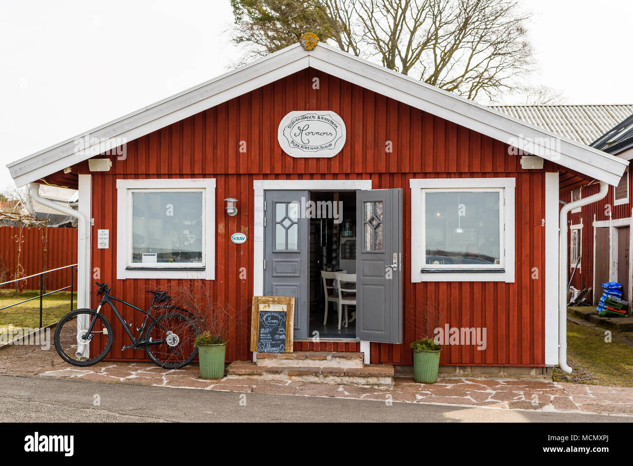 Ror Stora, Suède - 7 Avril, 2018 : Documentaire de la vie quotidienne et de l'environnement. L'Harbour Cafe and Bakery Mormors (grands-mères) avec porte ouverte. Les Peo Banque D'Images