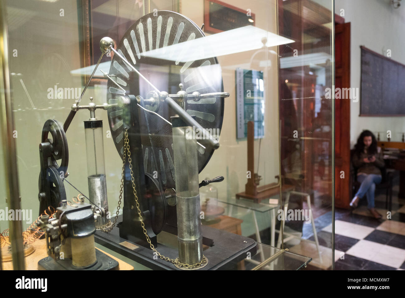 Un Van der Graaff generator exposée au Musée d'instruments scientifiques à l'Instituto de Canarias museum, La Laguna, Tenerife. Banque D'Images