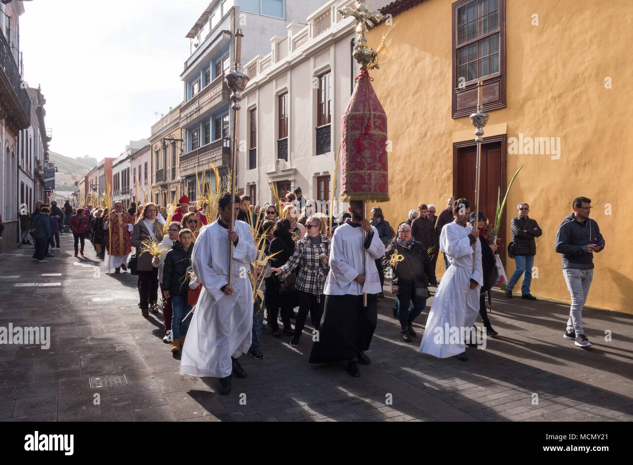 Tenerife, Canaries, célébrants mener le Dimanche des Rameaux, Semaine Sainte procession dans la ville de Laguna. Banque D'Images