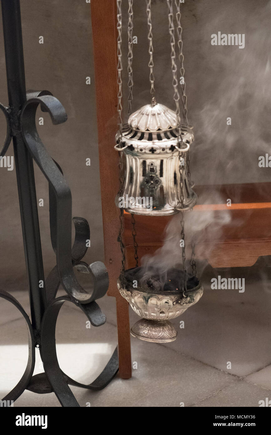 Tenerife, Canaries, un brûleur d'encens au cours de la Semaine sainte dimanche des rameaux dans la Cathédrale de San Cristobal de La Laguna. Banque D'Images