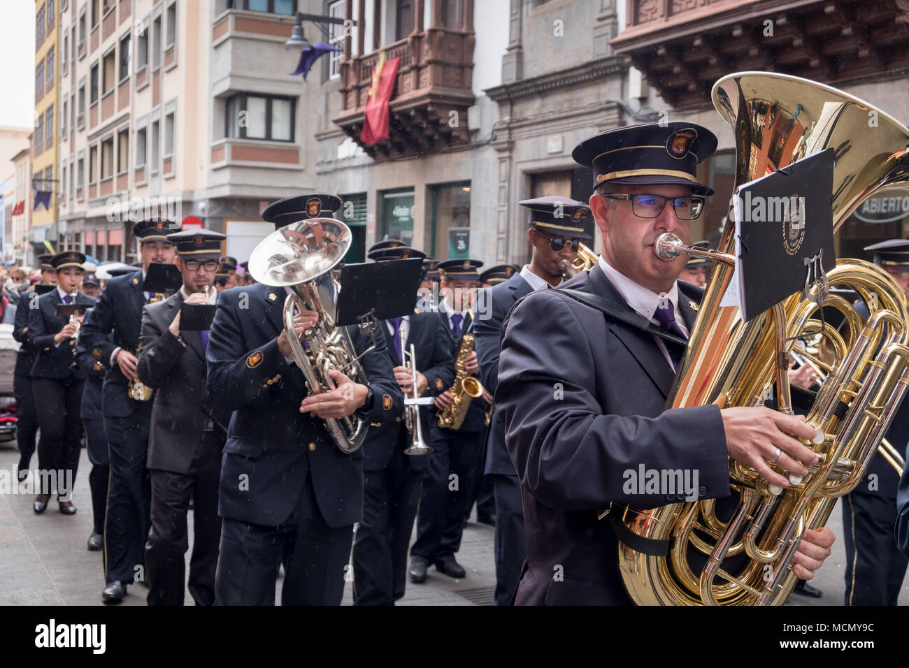 Tenerife, Îles Canaries, une marche brass band joue au cours de la Semaine sainte dimanche des Rameaux procession à travers les rues de La Laguna. Banque D'Images