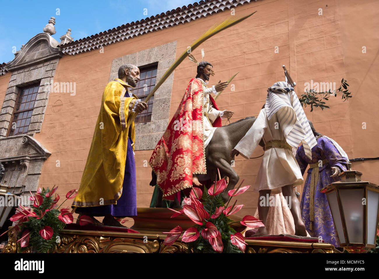 Tenerife, Canaries, un flotteur de Jésus à cheval sur un âne est tirée à travers les rues de La Laguna pendant la procession de la Semaine sainte dimanche des Rameaux. Banque D'Images