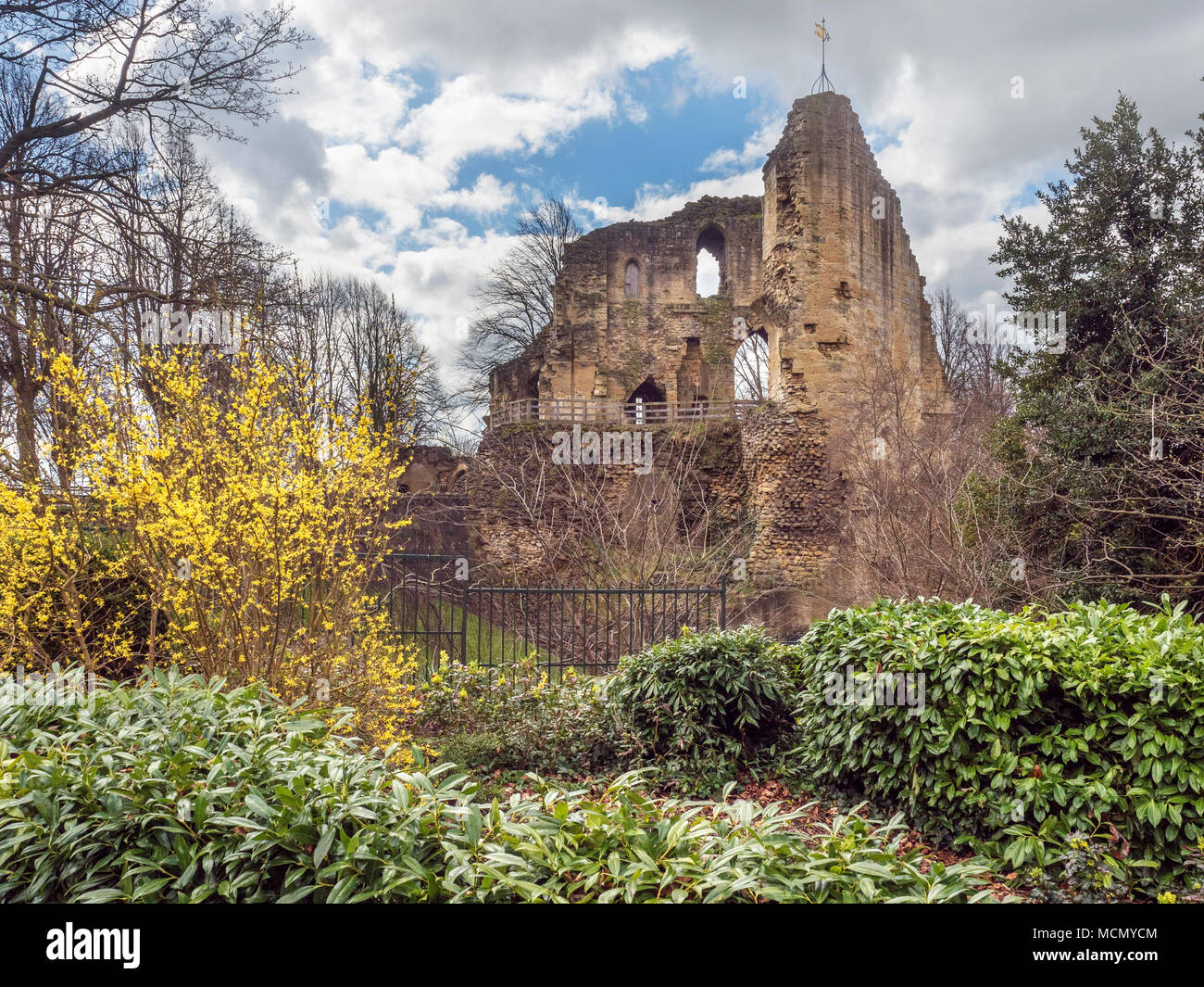 Les Kings Tower au château de Knaresborough au printemps au nord Yorkshire Angleterre Banque D'Images