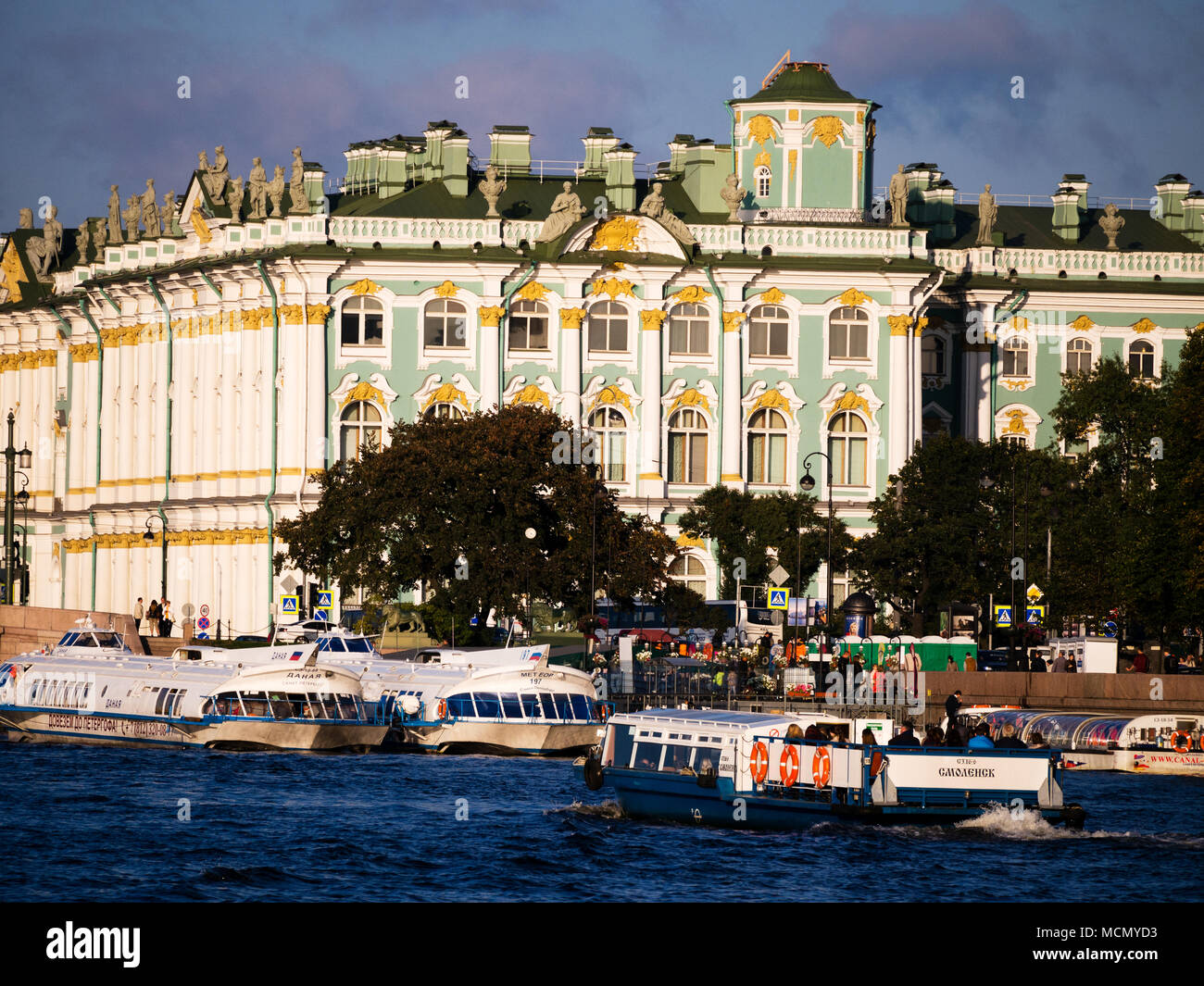 Saint-pétersbourg, Russie : le Palais d'hiver vu de la rivière Neva Banque D'Images