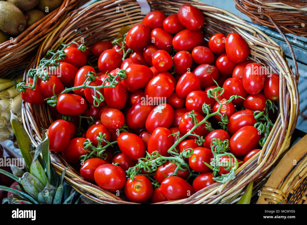Panier de tomates dans un marché Photo Stock - Alamy