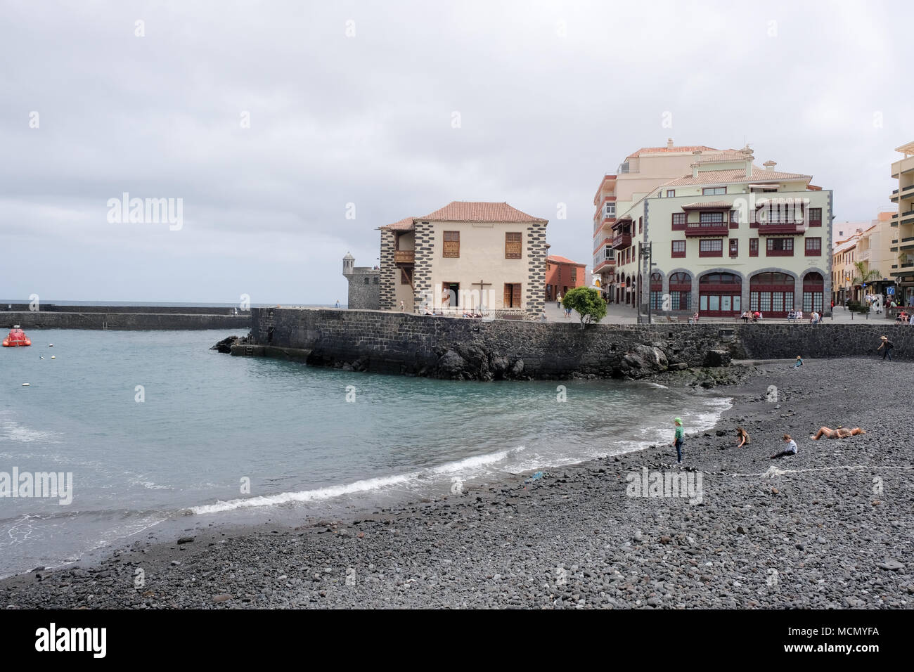 Puerto de la Cruz, Tenerife, Canaries ; port avec plages de sable noir faite à partir de la roche volcanique de l'île. Banque D'Images