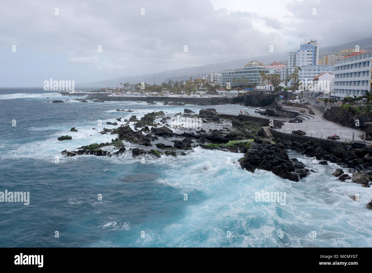 Puerto de la Cruz, Tenerife, Canaries ; mer agitée sur le front de mer bien entretenu comme le vent se lève à partir de l'arrivée d'une tempête. Banque D'Images