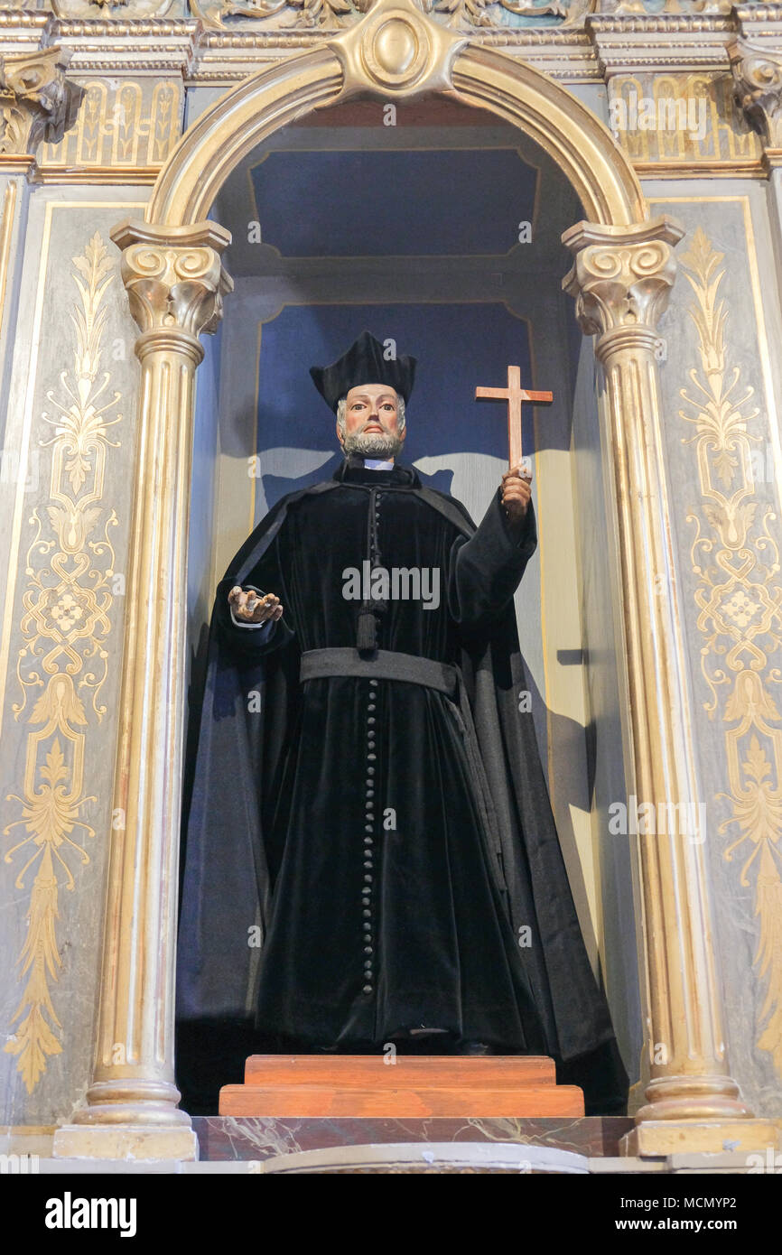 Puerto de la Cruz, Tenerife, Canaries ; la staue de prêtre dans la bel intérieur d'une petite église catholique. Banque D'Images