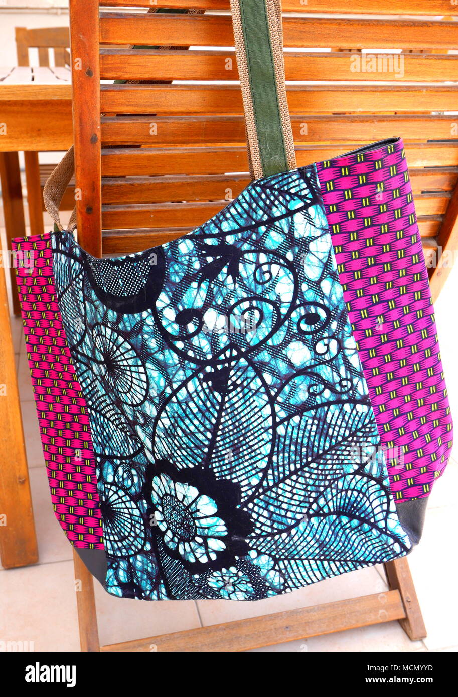 Sac tanzanien colorés faits de tissu kitenge Banque D'Images