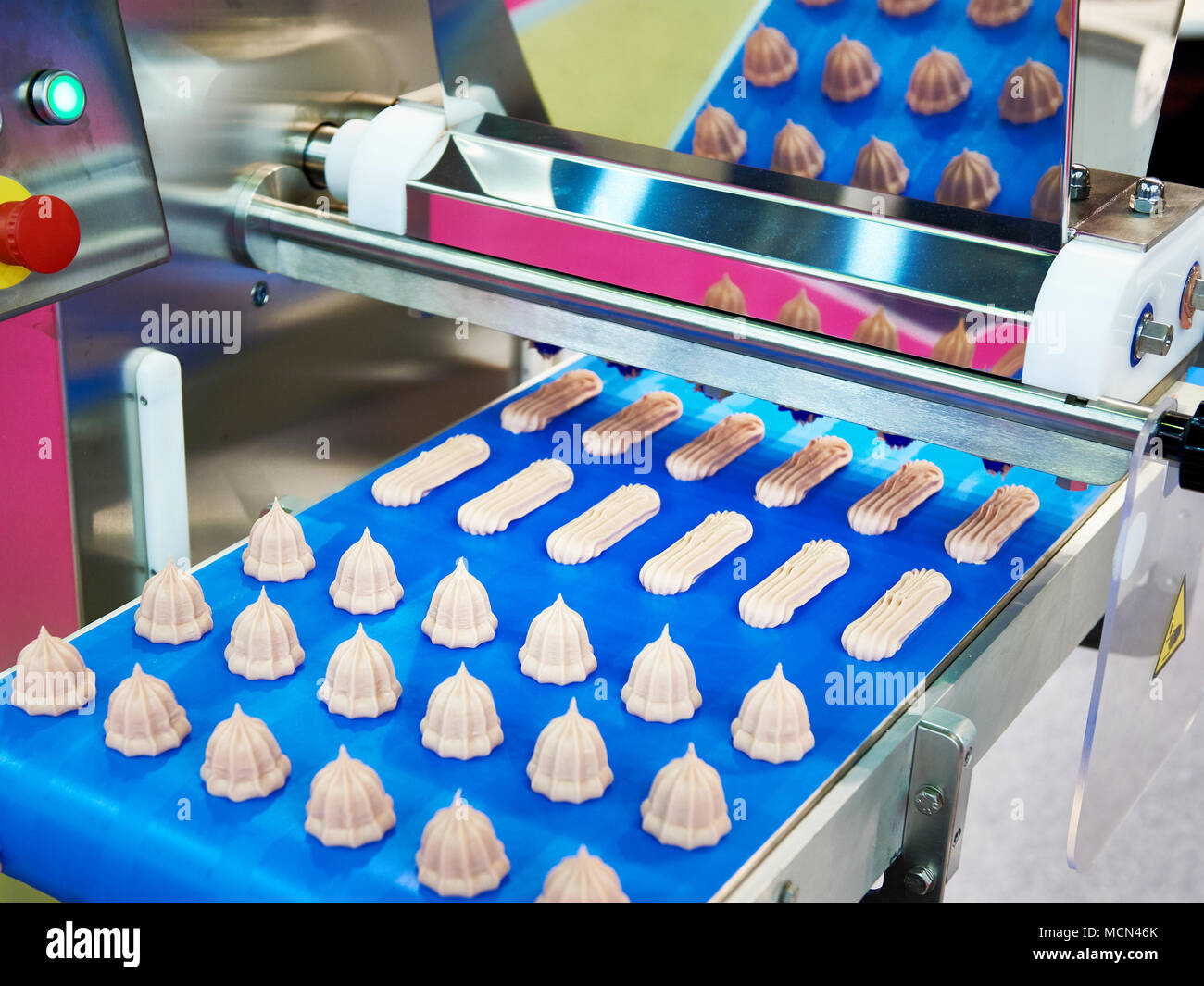 Convoyeur pour la production de guimauves, bonbons et crème de roses Banque D'Images