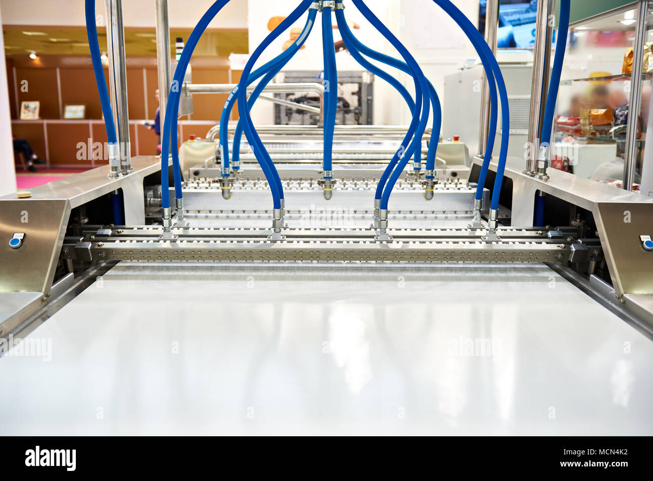 Machine à l'aide de tapis pour le pain et de produits de confiserie Banque D'Images
