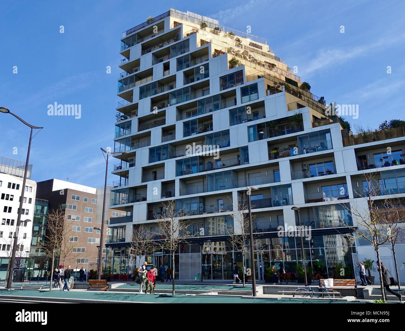 Les Gens En Passant Devant Un Immeuble Moderne Dans Le 13eme Arrondissement Partie Sud Est De La Ville Paris France Photo Stock Alamy