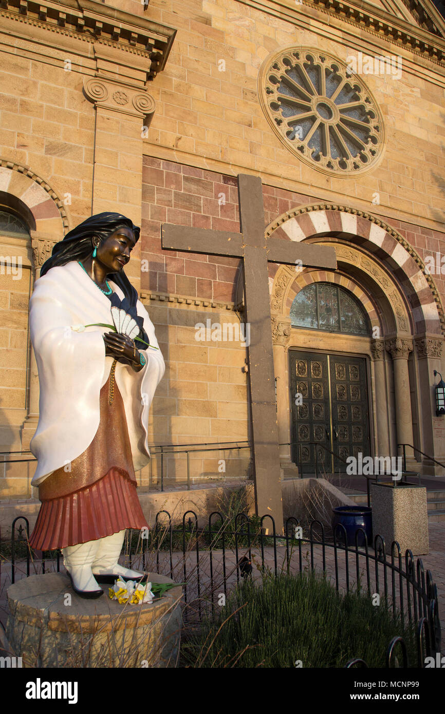 Native American Sainte Kateri Tekakwitha statue en bronze par le sculpteur Estella à Loretto Cathédrale Basilique de Saint François d'assise Banque D'Images