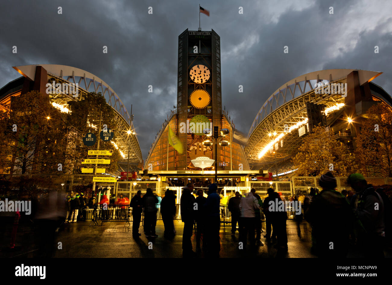 WA15270-00...WASHINGTON - les supporters se préparent à entrer dans CenturyLink Field pour assister à un match des Seahawks de Seattle en soirée. 2017 Banque D'Images