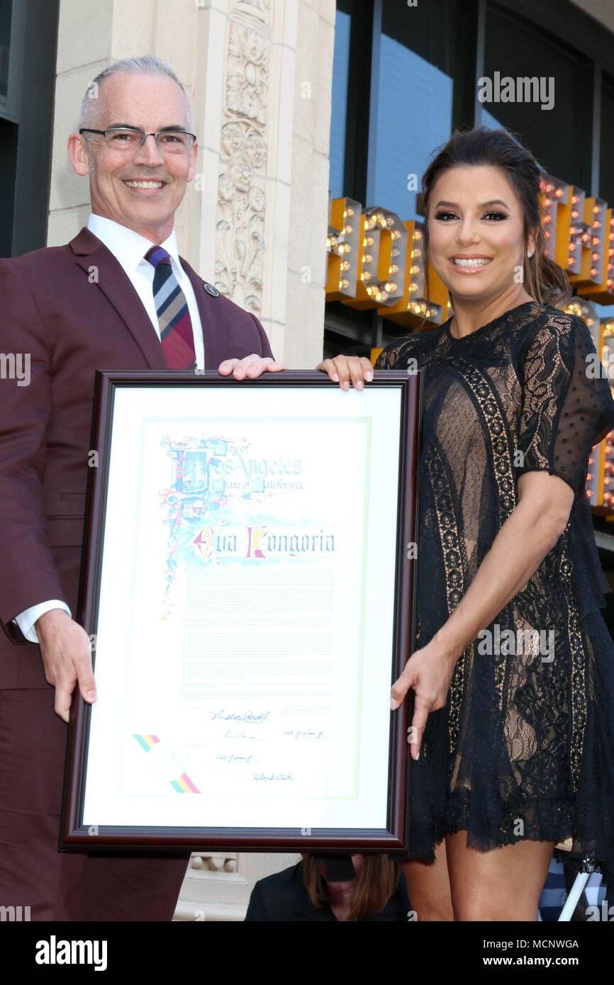 Mitch O'Farrell, Eva Longoria à la cérémonie d'intronisation pour l'étoile sur le Hollywood Walk of Fame pour Eva Longoria, Hollywood Boulevard, Los Angeles, CA, 16 avril 2018. Photo par : Priscilla Grant/Everett Collection Banque D'Images