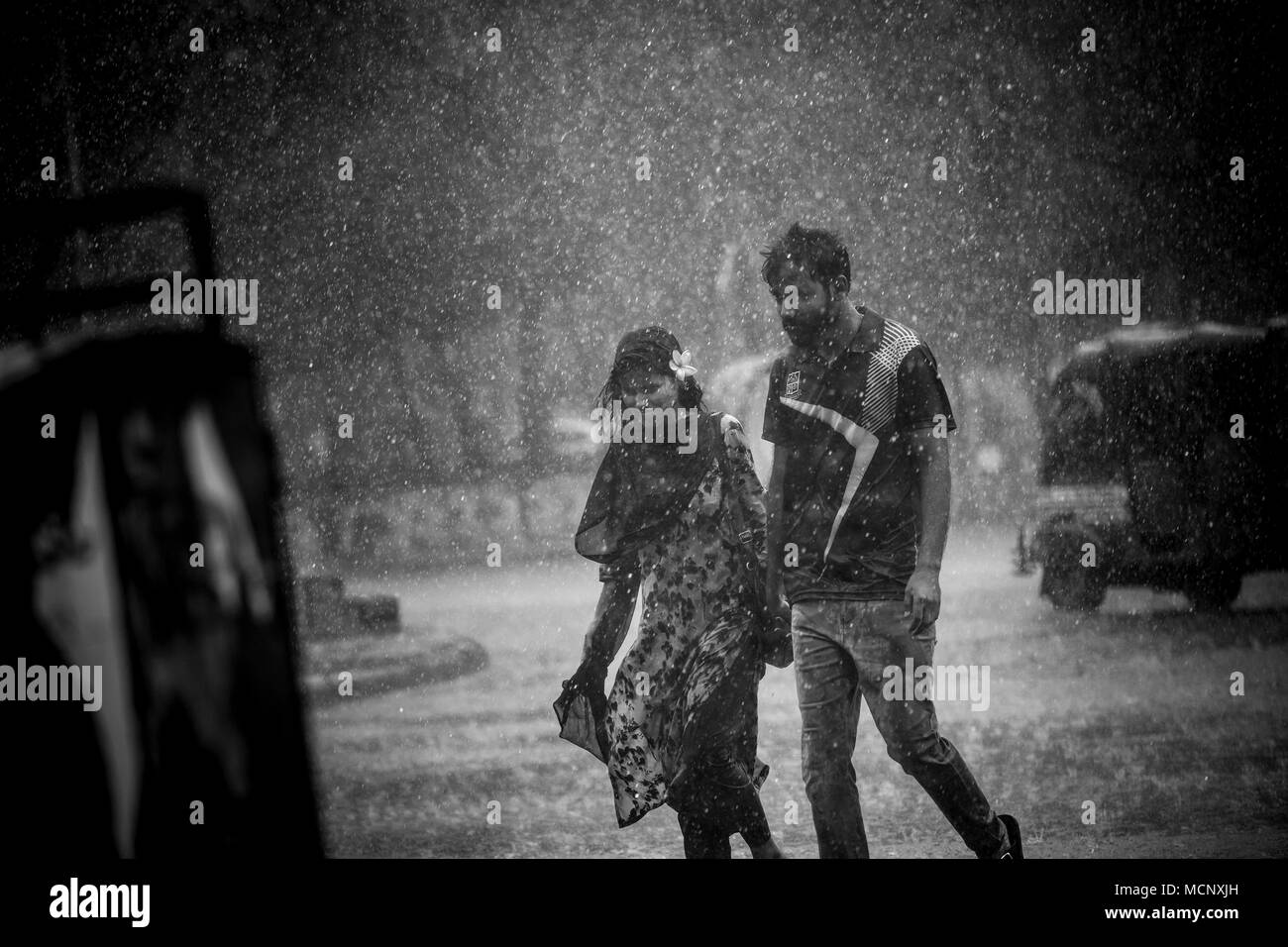 DHAKA, BANGLADESH - 17 avril : Les gens dans la rue pendant la pluie soudaine à Dhaka, Bangladesh, le 17 avril 2018. Zakir Hossain Chowdhury Crédit : zakir/Alamy Live News Banque D'Images