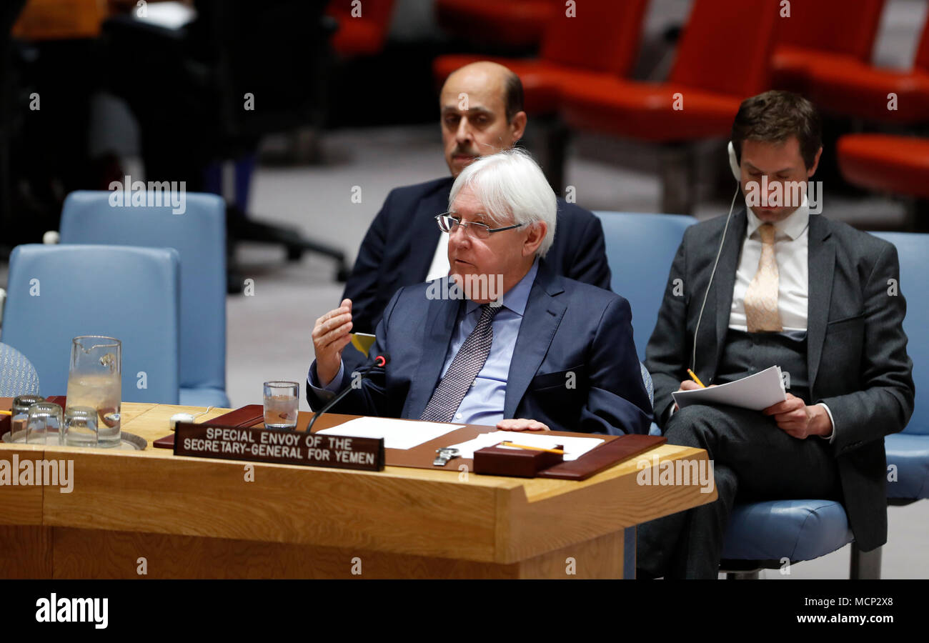 Organisation des Nations Unies, siège des Nations Unies à New York, USA. Apr 17, 2018. Le nouvel envoyé spécial des Nations Unies pour le Yémen Martin Griffiths (avant) traite de la réunion du Conseil de sécurité au Yémen, au siège des Nations Unies à New York, le 17 avril 2018. Martin Griffiths a déclaré mardi que les forces politiques dans des pays déchirés par la guerre au Yémen sont prêts à accepter une solution politique. Credit : Muzi Li/Xinhua/Alamy Live News Banque D'Images