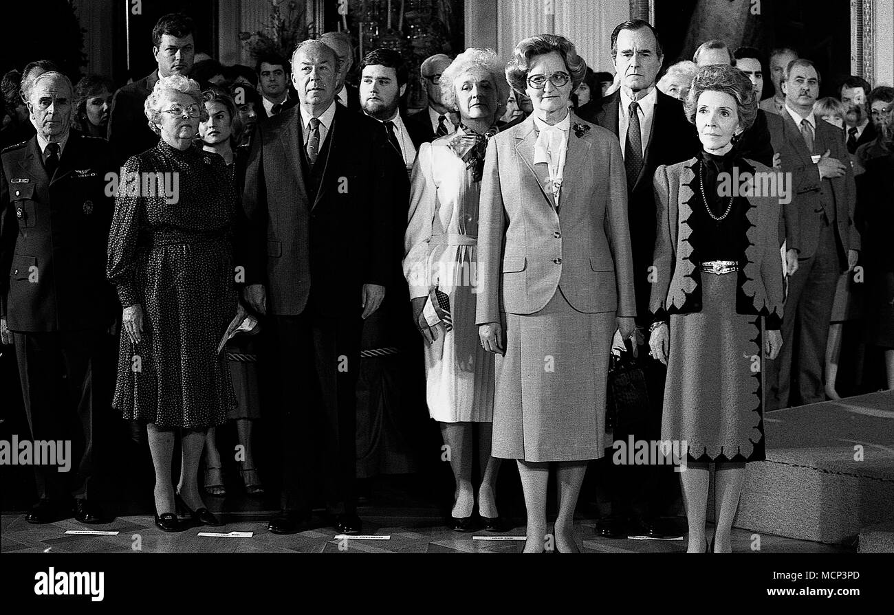 Fichier PHOO*** ***BARBARA BUSH NOUS A QUITTÉS (1925-2018) Washington. DC., USA 28 février 1984 Première dame Nancy Reagan se dresse avec la Première Dame Autrichienne Herma Kirchschlager au cours de cérémonie d'arrivée dans l'East Room de la Maison Blanche. La cérémonie a eu lieu à l'intérieur en raison d'une tempête. Debout derrière Mme Reagan est vice-président George H. W. Bush et son épouse Barbara, et le secrétaire d'État George Shultz et sa femme Helena. Credit : Mark Reinstein/MediaPunch Banque D'Images