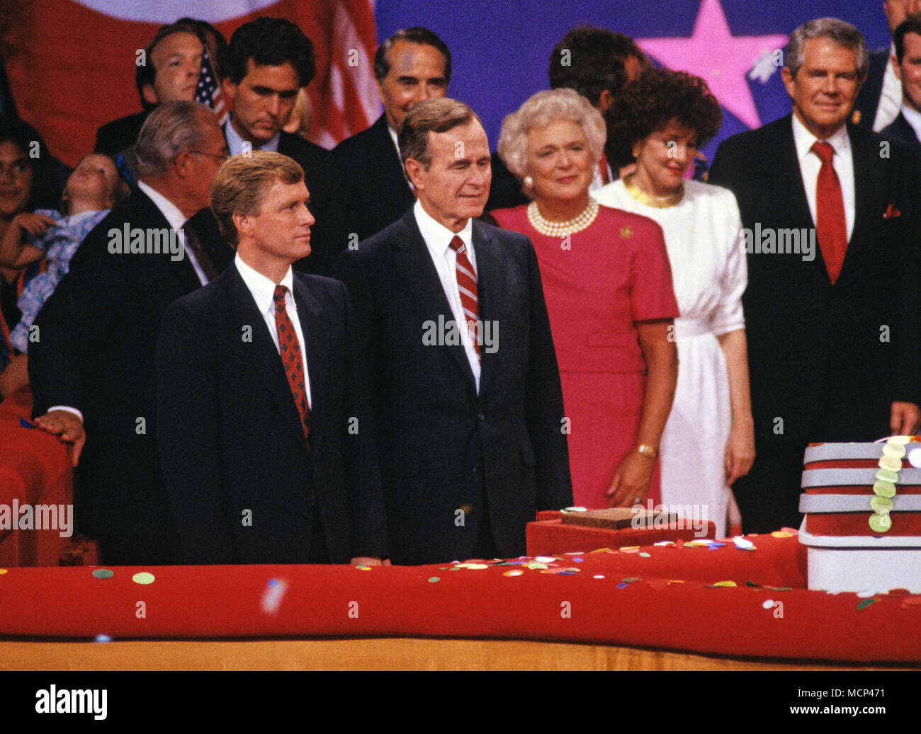 Fichier PHOO*** ***BARBARA BUSH NOUS A QUITTÉS (1925-2018) Vice-président des États-Unis George H. W. Bush à la tribune de la Convention nationale du parti républicain à la Nouvelle Orléans, Louisiane après son discours acceptant la nomination du Parti républicain à la présidence des États-Unis. Le 18 août 1988. Sur la photo de gauche à droite : Le sénateur Dan Quayle (républicain de l'Indiana), le candidat du GOP pour vice-président des États-Unis ; Vice-président Bush, Barbara Bush, l'ex-secrétaire des Transports Elizabeth Dole ; et le révérend Pat Robertson. Credit : Arnie Sachs/CNP /MediaPunch Banque D'Images