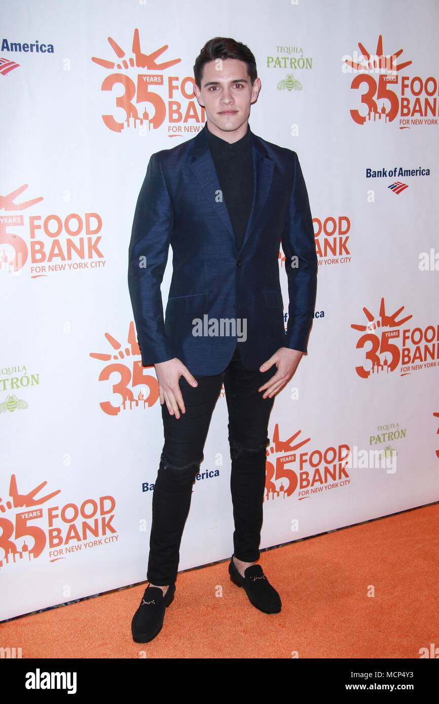 New York, NY, USA. Apr 17, 2018. Casey Cott à Banque alimentaire pour New York City's peut faire la remise de prix à Cipriani Wall Street le 17 avril 2018 à New York. Crédit : Diego Corredor Punch/media/Alamy Live News Banque D'Images