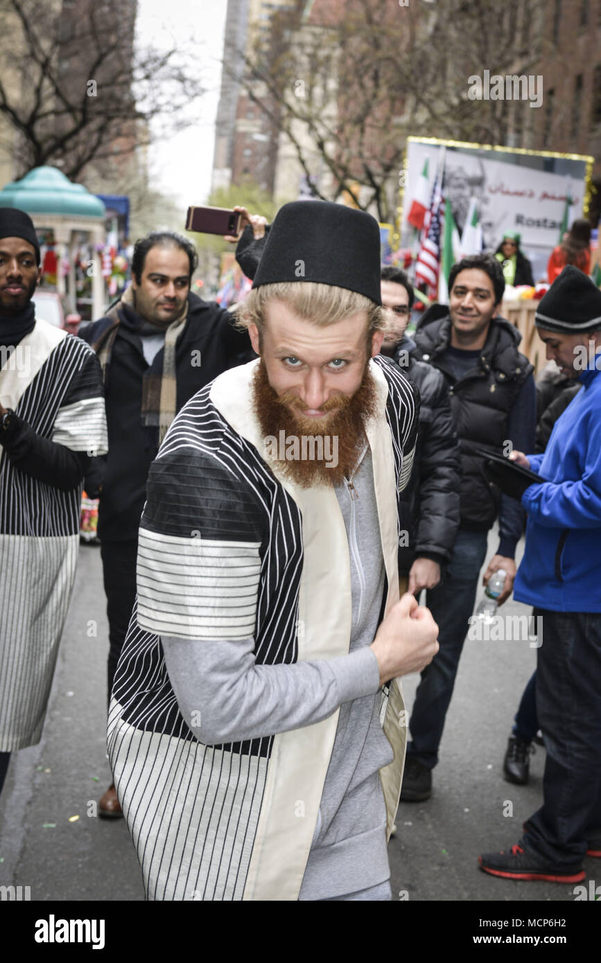 New York, NY, USA. Apr 15, 2018. Célébrer le printemps dans la ville de New York avec la 14e conférence annuelle de Persian défilé dans Madison Avenue. Programmée pour coïncider avec l'ancienne maison de vacances de Norouz, c'est le Nouvel an persan et le début du printemps, la procession colorée comprend des flotteurs, musique et costumes traditionnels. Il se termine par un festival de musique et danse au Madison Square Park, où tous sont invités à y participer. Credit : Ardavan Roozbeh/ZUMA/Alamy Fil Live News Banque D'Images