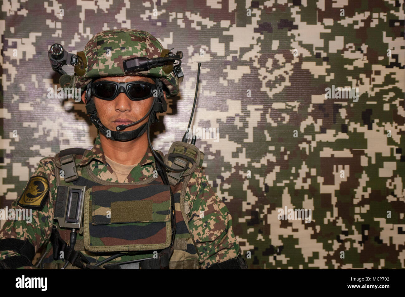 L'un de l'armée malaisienne dans un uniforme de combat vu à la DSA 2018. Le Service de défense 16e conférence et exposition sur l'Asie également connu sous le nom de DSA 2018 s'est tenue à Kuala Lumpur, Malaisie sur 16th-19th April 2018. C'est l'un des top 5 montre la défense dans le monde. L'admission est ouverte aux membres du personnel de la défense et de la sécurité, de la défense et sécurité Les professionnels de l'industrie et les cadres et les autres invités seulement. 1 500 entreprises de 60 pays et plus de 50 000 visiteurs professionnels du monde entier ont participé à l'exposition. Service de défense l'Asie a exécuté avec succès depuis près de 3 décennies s Banque D'Images