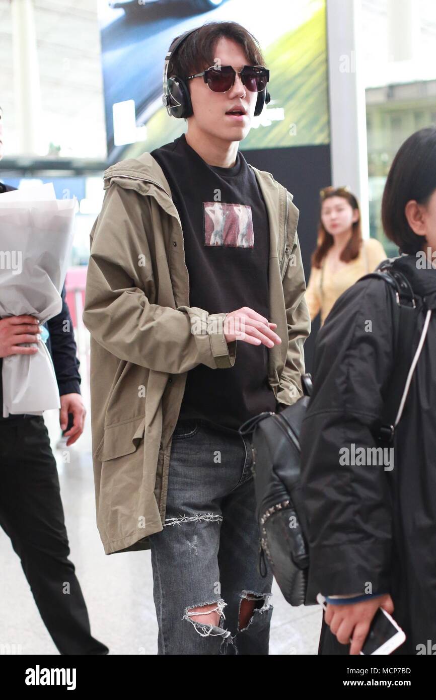 Beijing, Beijing, Chine. 18 avr, 2018. Beijing, Chine 18 avril 2018 : chanteur Kazakh Dimash Kudaibergen à l'aéroport de Pékin. Crédit : SIPA Asie/ZUMA/Alamy Fil Live News Banque D'Images