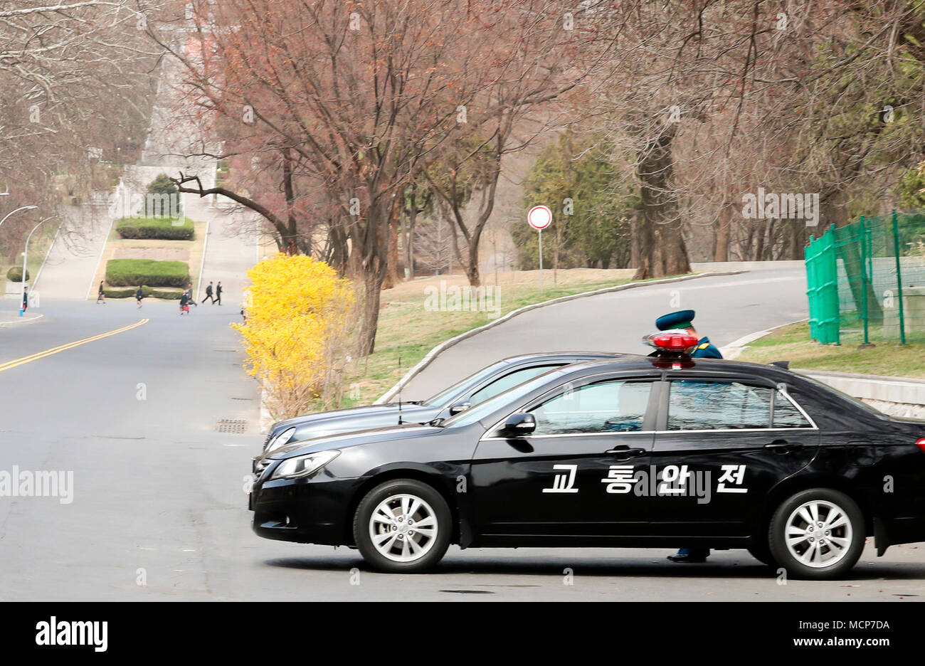 Pyongyang Apr 2 2018 Une Voiture De Police Nord Coreen Sur Une
