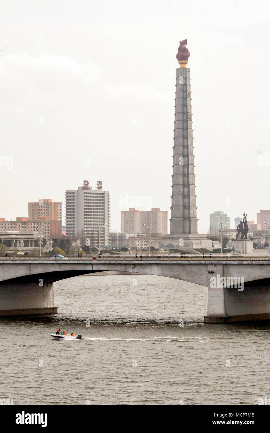 La tour Juche, Apr 2, 2018 : La Tour Juche est vu à travers le fleuve Taedong à Pyongyang, la Corée du Nord. Le dirigeant nord-coréen Kim Jong-Un est de tenir un sommet avec le président sud-coréen Moon Jae-in à Panmunjom le 27 avril 2018 et elle sera suivie par une réunion avec le président américain Donald Trump en mai ou juin. Photo prise le 2 avril 2018. EDITORIAL N'UTILISEZ QUE L'Art de la Corée du Sud : crédit Presse Performance/AFLO/Alamy Live News Banque D'Images