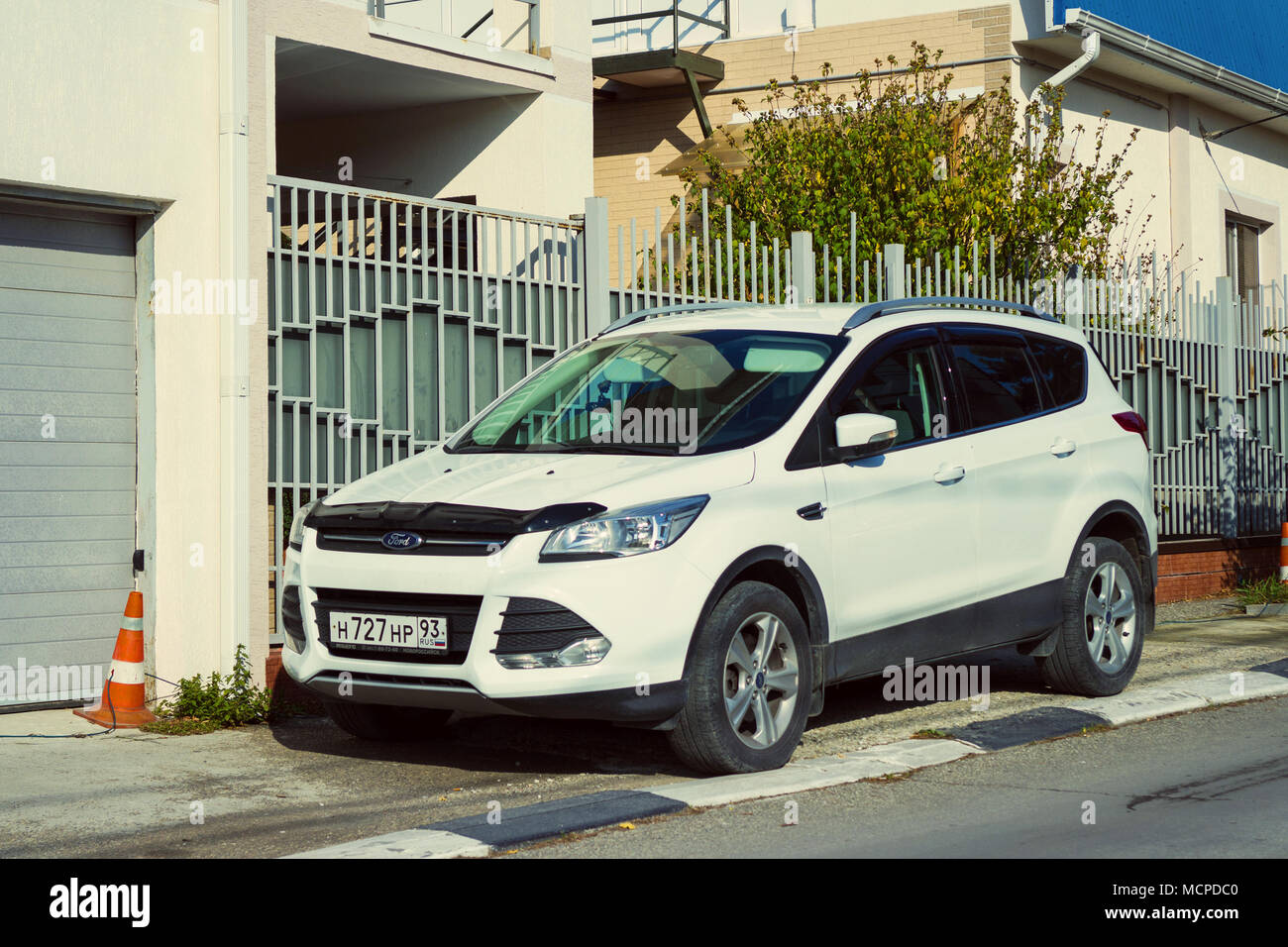 Sochi, Russie - 15 novembre 2017 : Nouveau luxe Ford Kuga garé dans les rues de Sotchi. Banque D'Images