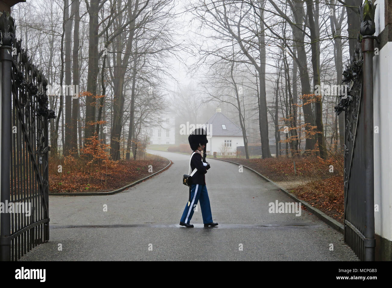 Danish Royal Guard protège les palais de Marselisborg à Aarhus au Danemark Banque D'Images