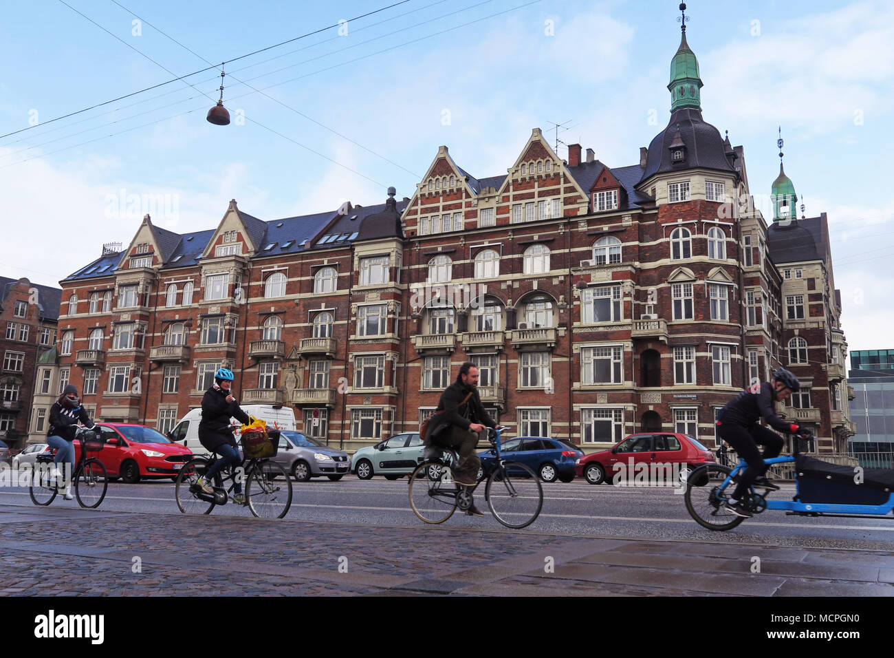 À Copenhague le trafic le long de HC Andersen Blvd près de pont Langebro Banque D'Images