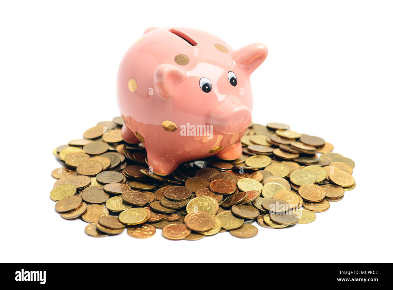 Lucky piggy coin bank sur coin heap isolé sur fond blanc Banque D'Images