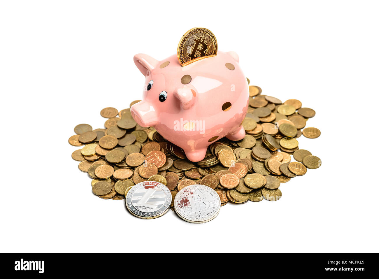 Coin bank cochon sur tas de l'argent avec plus de bitcoin white Banque D'Images