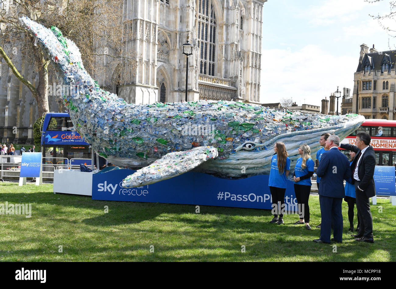 Le Prince de Galles, à côté d'une énorme baleine fabriqués à partir de bouteilles en plastique dans le cadre de la campagne de sauvetage Ocean Sky, en dehors de la reine Elizabeth II à Westminster, le centre de Londres. Banque D'Images