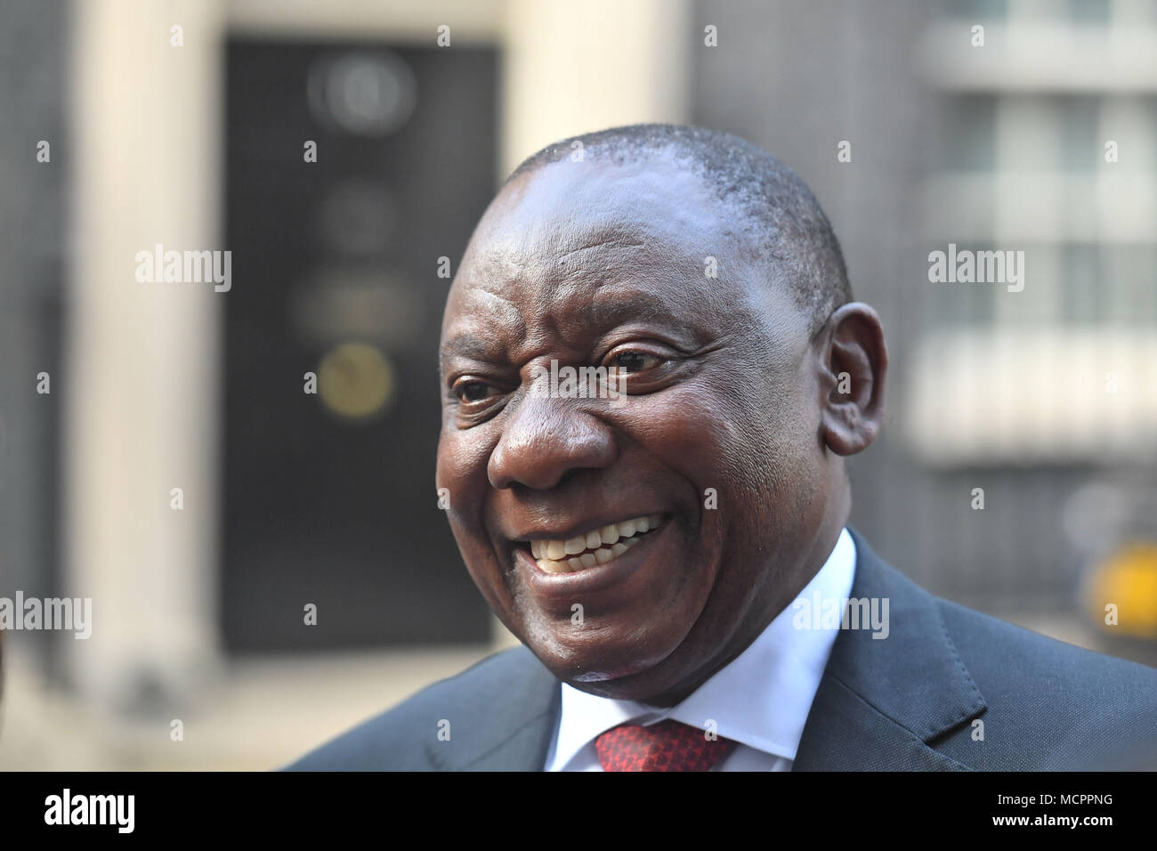 Le président sud-africain, Cyril Ramaphosa à Downing Street, London parle à la presse d'attente après avoir parler bilatérales avec le premier ministre Theresa May. Banque D'Images