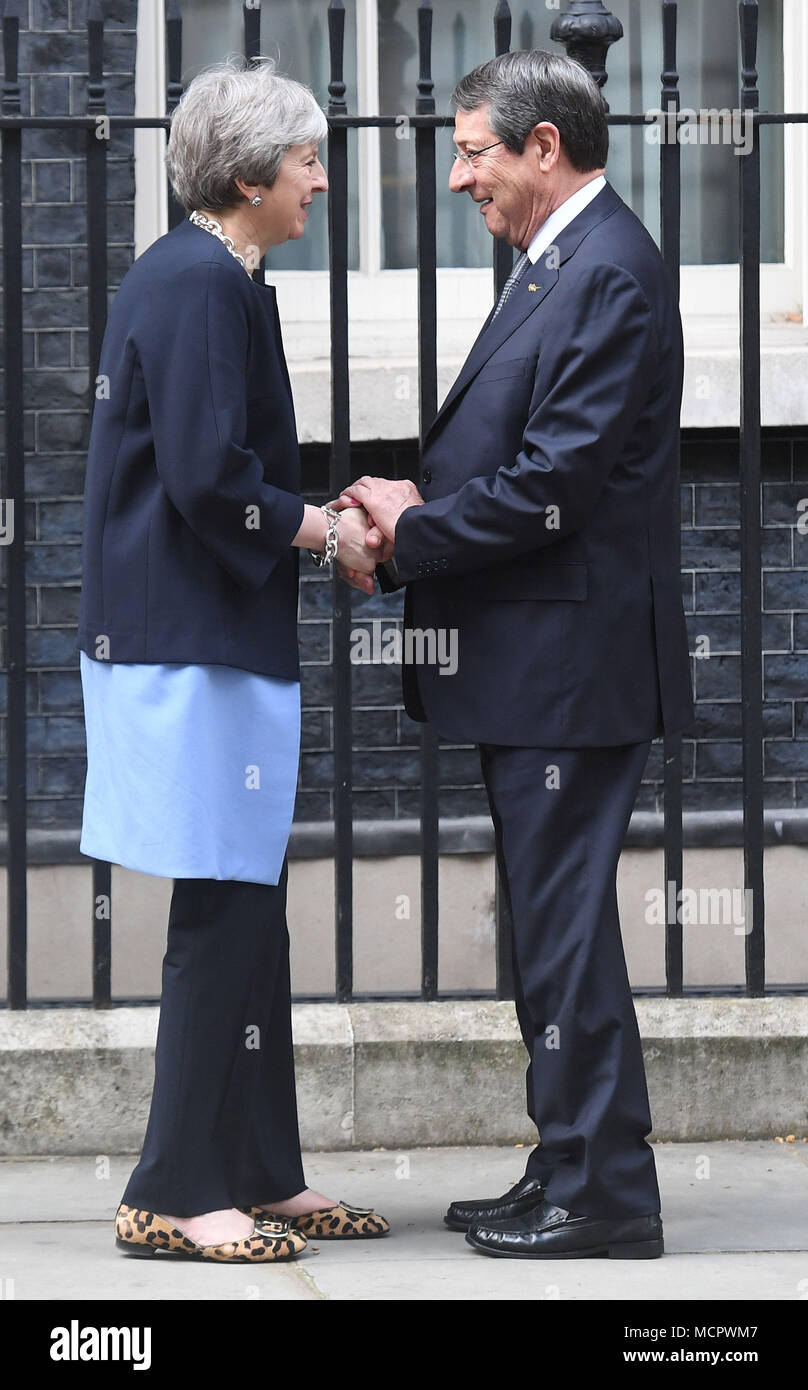Premier ministre Theresa peut accueille le président chypriote Nicos Anastasiades à Downing Street, Londres avant de pourparlers bilatéraux. Banque D'Images