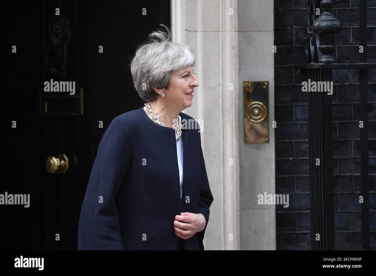 Premier ministre Theresa peut attend pour saluer le Président de Chypre Nicos Anastasiades à Downing Street, Londres avant de pourparlers bilatéraux. Banque D'Images
