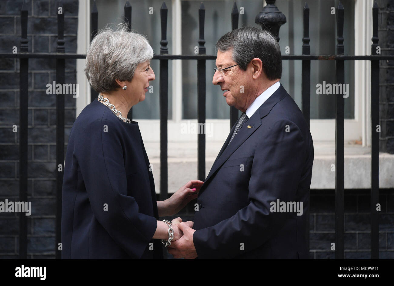 Premier ministre Theresa peut accueille le président chypriote Nicos Anastasiades à Downing Street, Londres avant de pourparlers bilatéraux. Banque D'Images