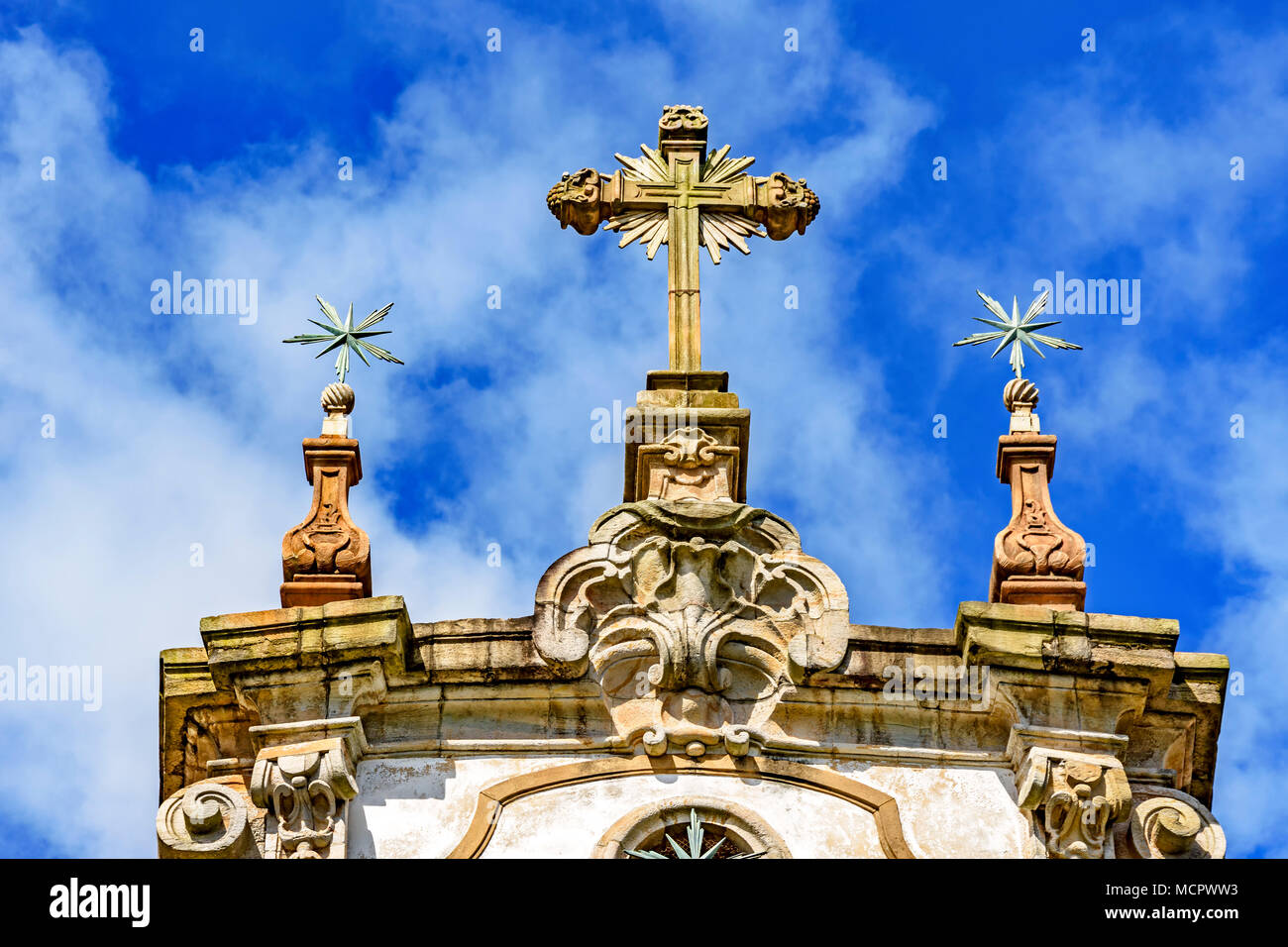 Crucifix de style baroque et d'autres ornements sur le haut de l'église anciens et historiques dans la ville d'Ouro Preto, dans le Minas Gerais Banque D'Images