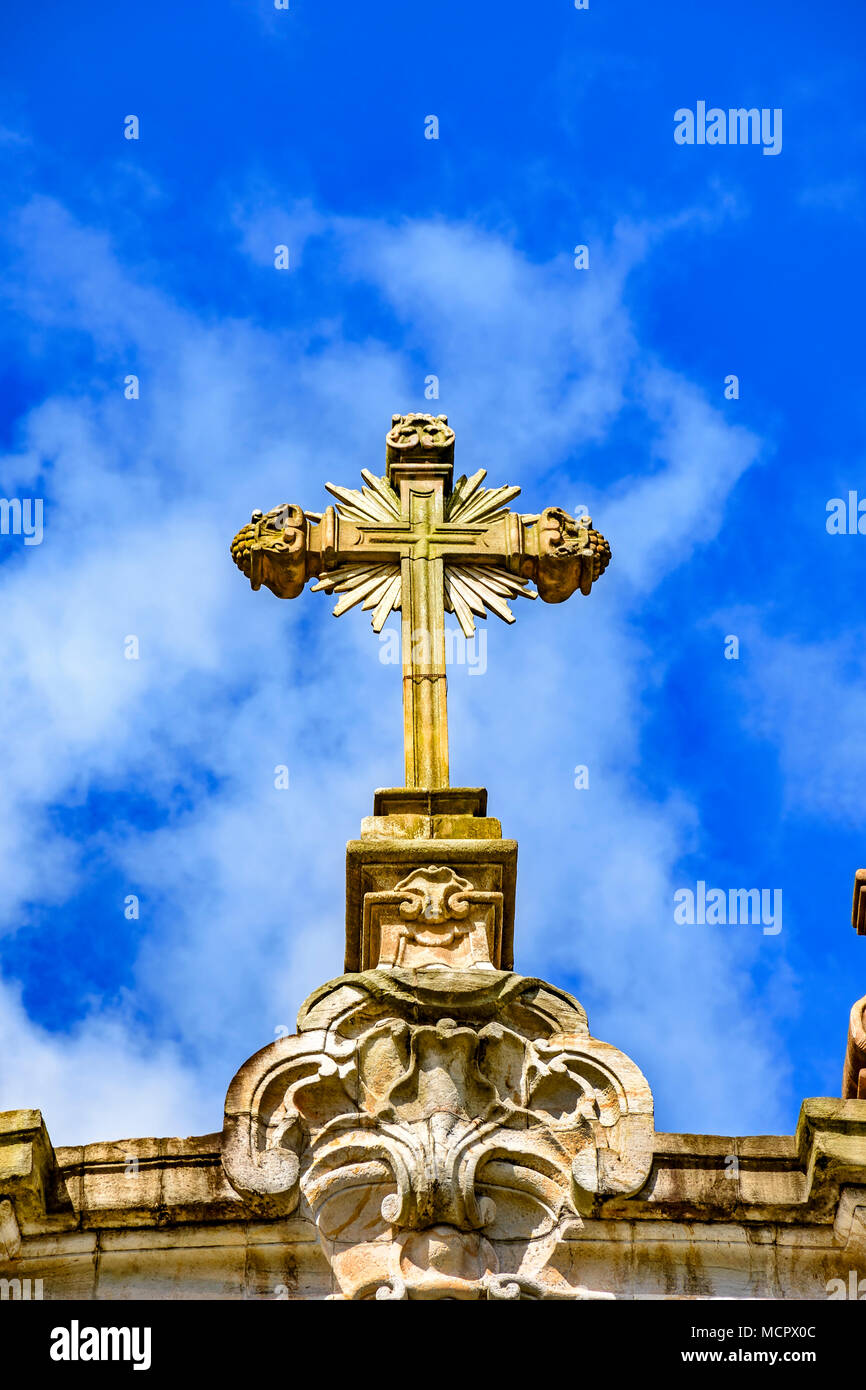 Crucifix de style baroque sur le dessus de l'église anciens et historiques dans la ville d'Ouro Preto, dans le Minas Gerais Banque D'Images
