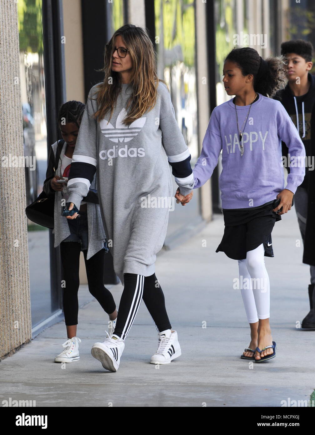 Heidi Klum arrive à une clinique avec ses enfants avec : Milla Jovovich, Lou Sulola Samuel, Henry Günther Ademola Dashtu Samuel Où : Los Angeles, California, United States Quand : 17 mars 2018 Source : WENN Banque D'Images