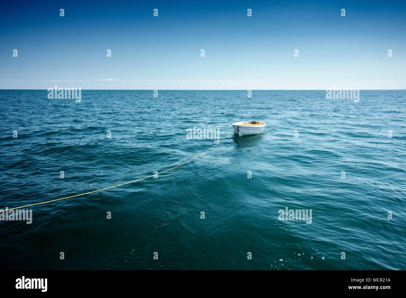 Vue sur petit bateau en plein milieu de la mer, Toronto, Canada Banque D'Images