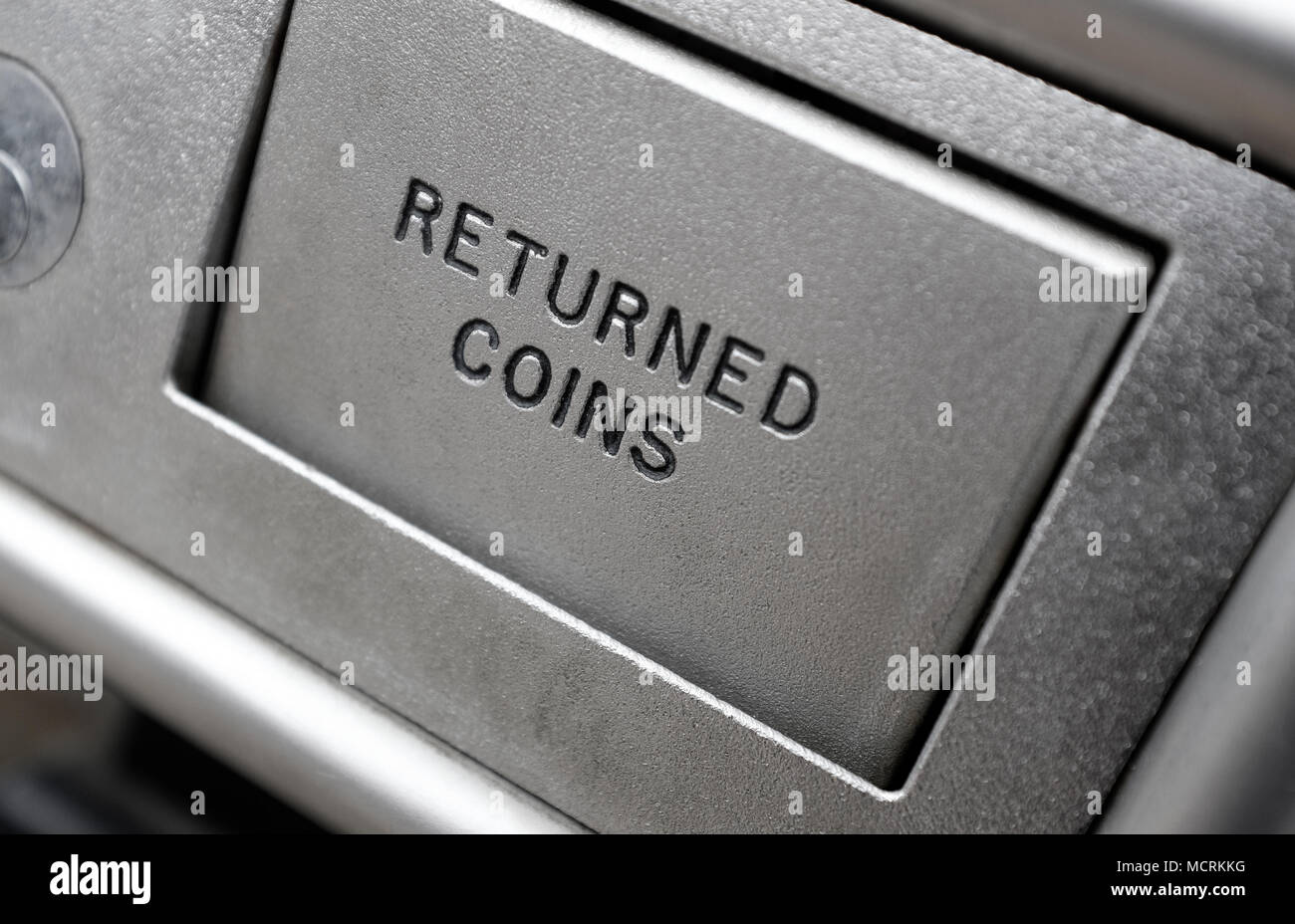 Les pièces retournées sur metal payphone, Norfolk, Angleterre Banque D'Images
