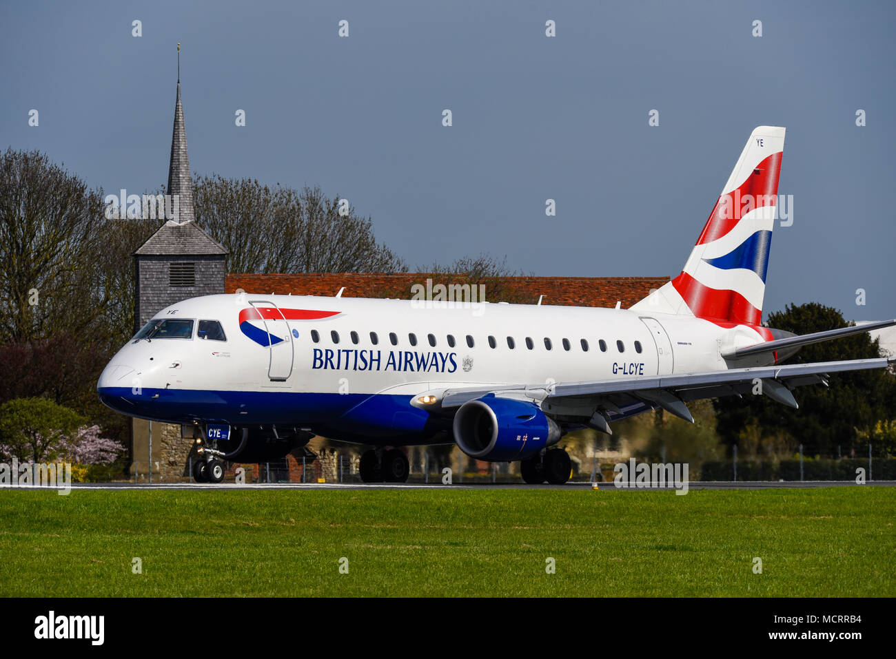 British Airways 170 Embraer ERJ170 G-LCYE effectuant des vols d'entraînement de l''aéroport de Londres Southend, Essex. Vol BA de la formation. Le roulage passé church Banque D'Images