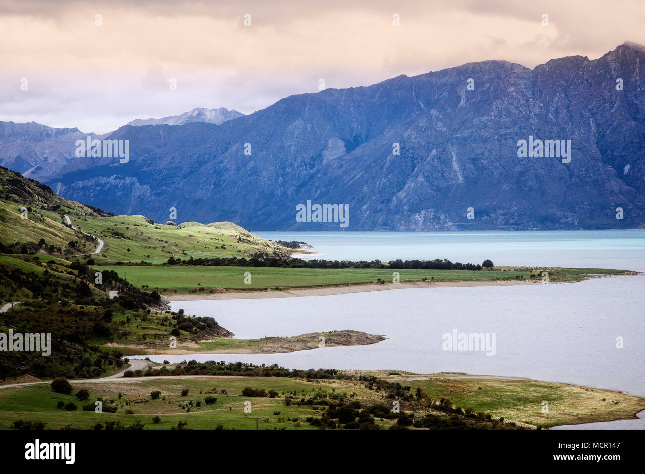 Nuages et soleil sur le lac Hawea, île du Sud, Nouvelle-Zélande. Banque D'Images