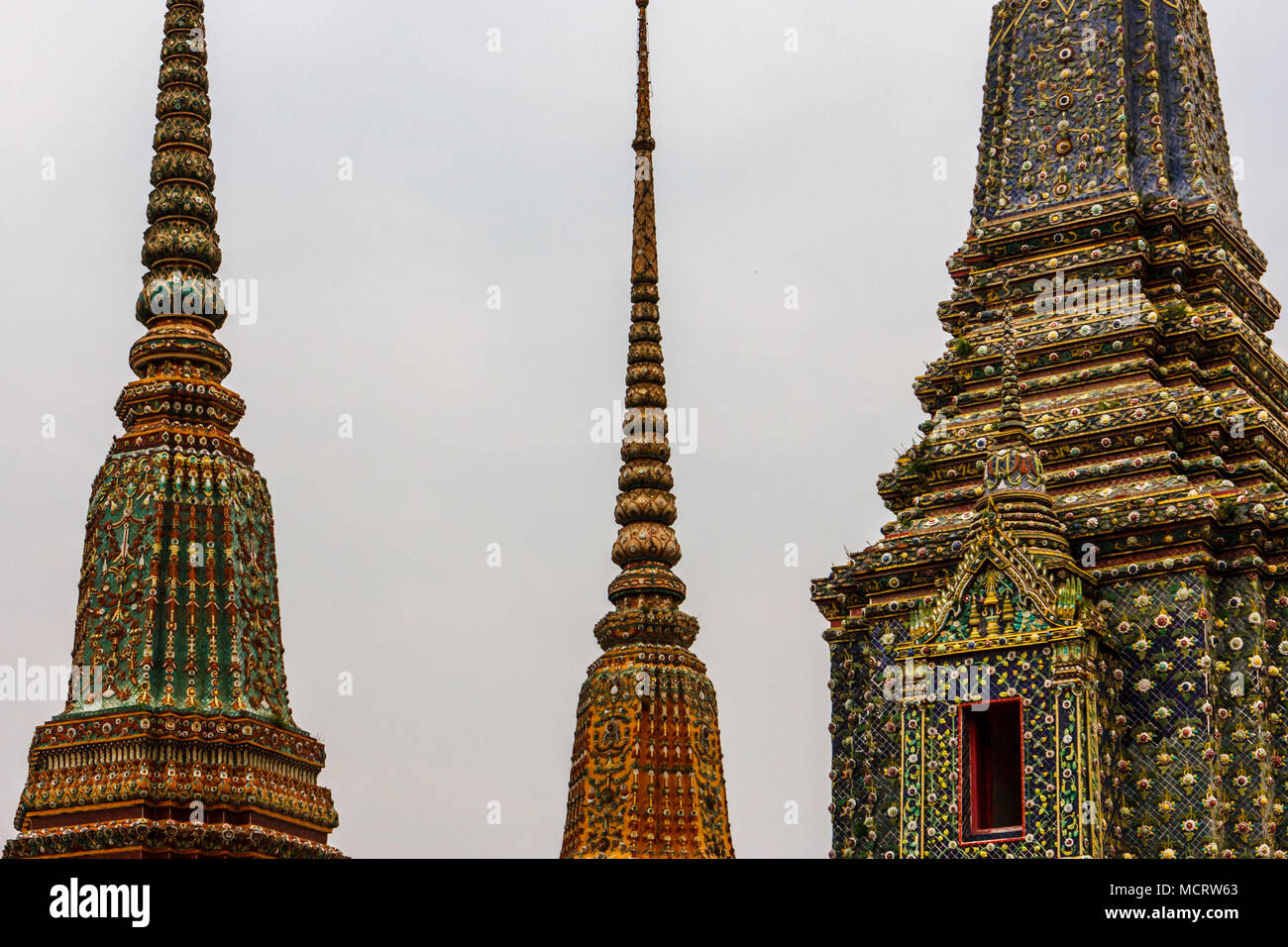 Phra Chedi Rai, monuments construit par le Roi Rama III pour contenir les cendres de la famille royale, au Temple de Wat Pho à Bangkok, Thaïlande Banque D'Images