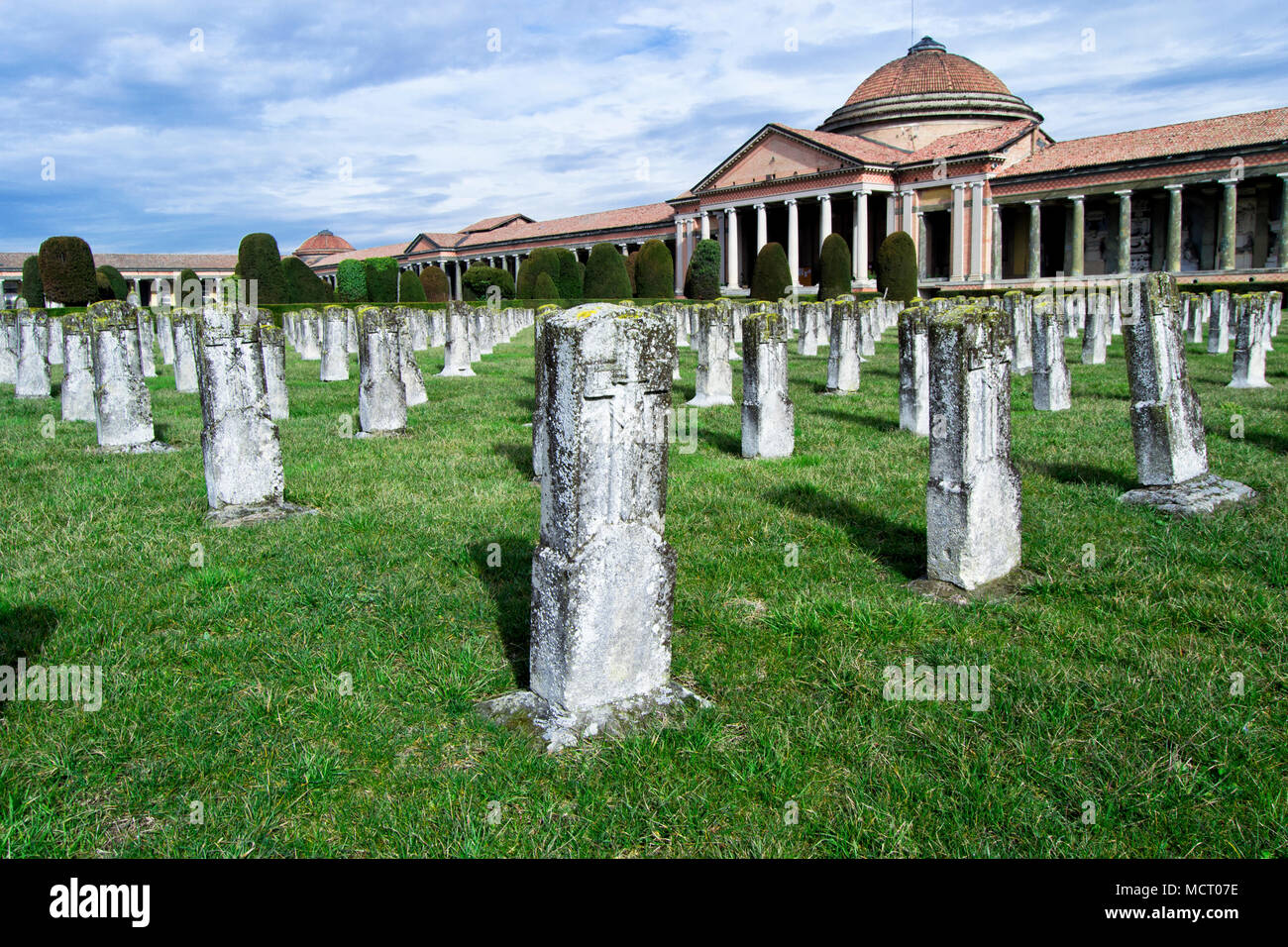 Le cimetière de guerre de la Première Guerre mondiale - des héros tombés pour la patrie, le jour commémoratif de l'ancien combattant - Italie Banque D'Images